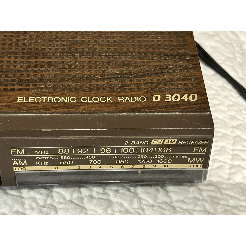 Magnavox Red LCD Electronic FM/AM Clock Radio D 3040 Works‎